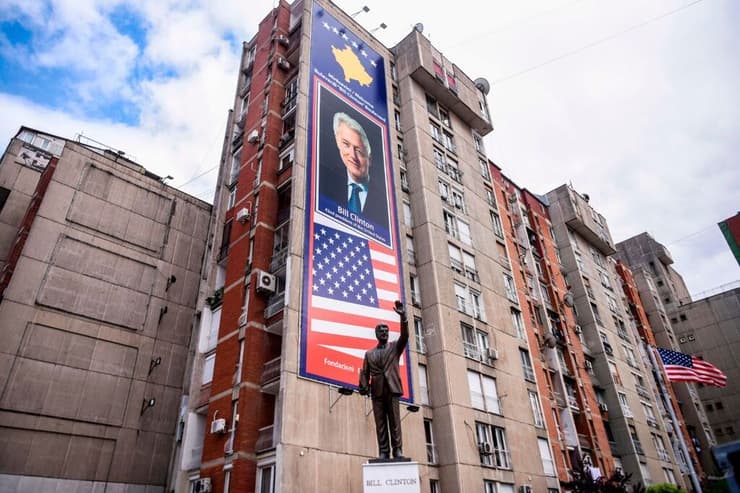 פסל של נשיא ארה"ב לשעבר ביל קלינטון ותמונתו בשדרה הנושאת את שמו בפרישטינה, קוסובו, 23 ביוני, 2020