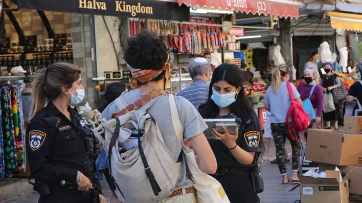 שוטרים אוכפים את ההנחיות בירושלים