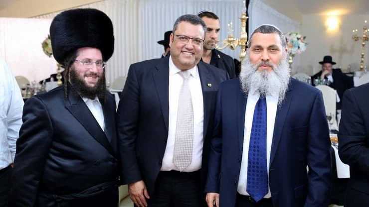 הרב ניר בן ארצי, משה ליאון וישראל צישינסקי בבר המצווה של בנו