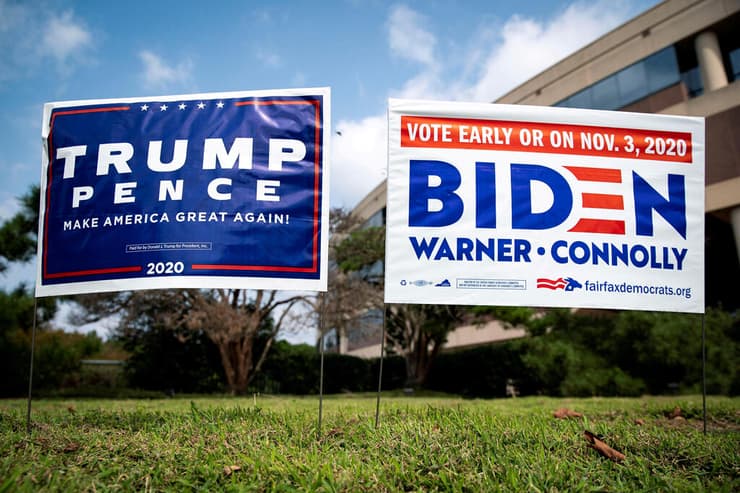 שלטי תמיכה ב דונלד טראמפ ו ג'ו ביידן מחוץ לאתר הצבעה מוקדמת ב פיירפקס ב וירג'יניה בחירות נשיאות ארה"ב
