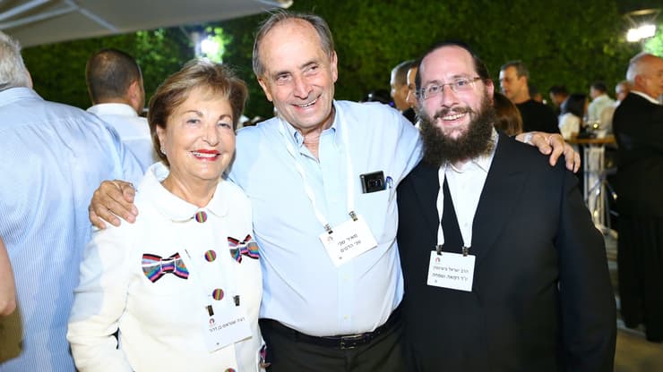 צישינסקי עם מאיר שני ורעיה שטראוס