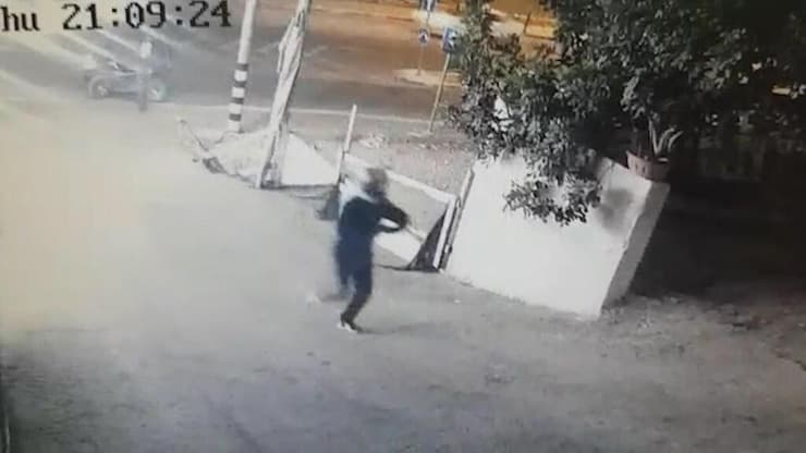 שוטרי משטרת ישראל עצרו שלושה צעירים, שהשליכו רימון הלם לעבר מרפסת ביתו של סגן ראש מועצת דיר חנא