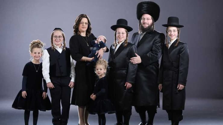ישראל ואסתי צישינסקי וששת ילדיהם