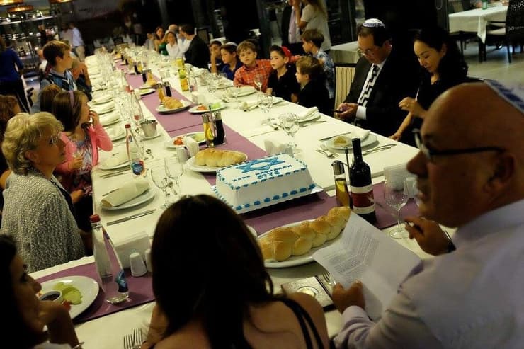 חברי הקהילה היהודית חוגגים את ראש השנה  יחד במלון סיריוס בפרשטינה ב-2015