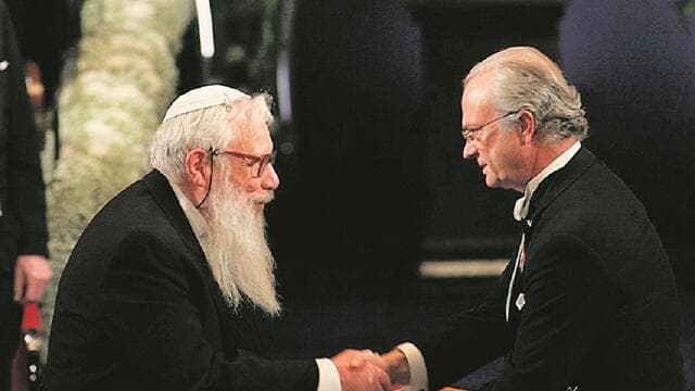 פרופ' ישראל אומן בטקס קבלת פרס נובל