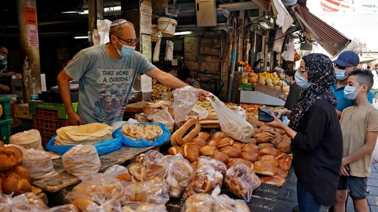 קונים ממוגנים בשוק מחנה יהודה בירושלים בספטמבר