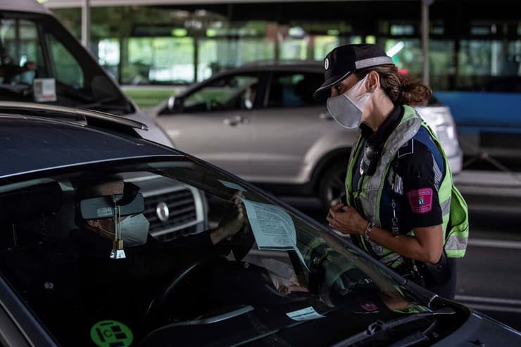 מדריד סגר חלקי שוטרים בודקים מכוניות ספרד קורונה