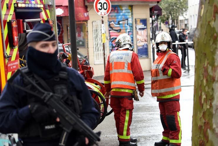זירת דקירה ב פריז ליד משרדי שרלי הבדו לשעבר צרפת פיגוע טרור