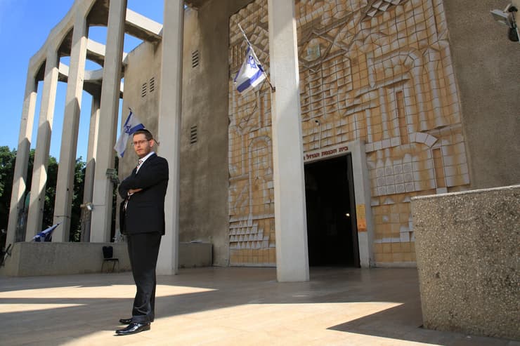 הרב יצחק בר זאב, הרב של בית הכנסת הגדול אלנבי יום כיפור