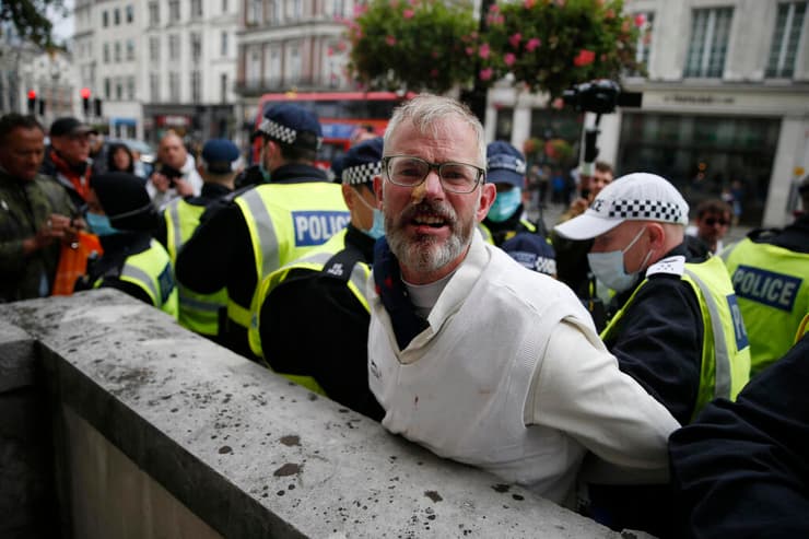 בריטניה לונדון עימותים בין שוטרים ל מפגינים נגד הגבלות ה קורונה