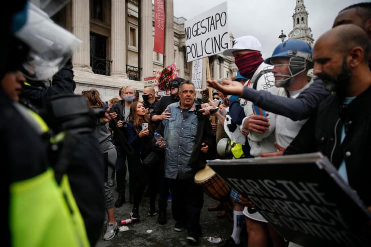 בריטניה לונדון עימותים בין שוטרים ל מפגינים נגד הגבלות ה קורונה