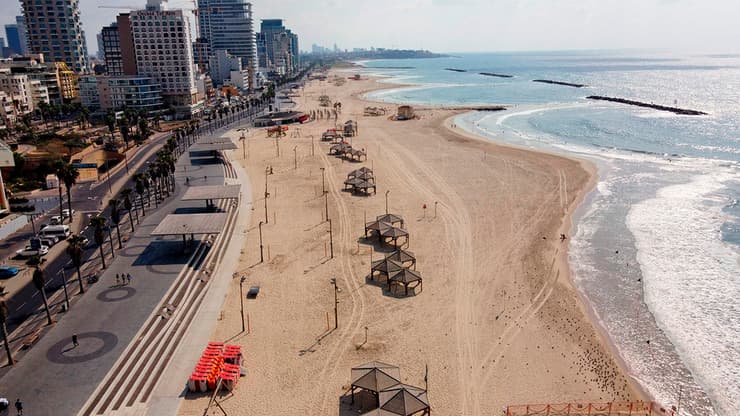 חוף הים בתל אביב ריק