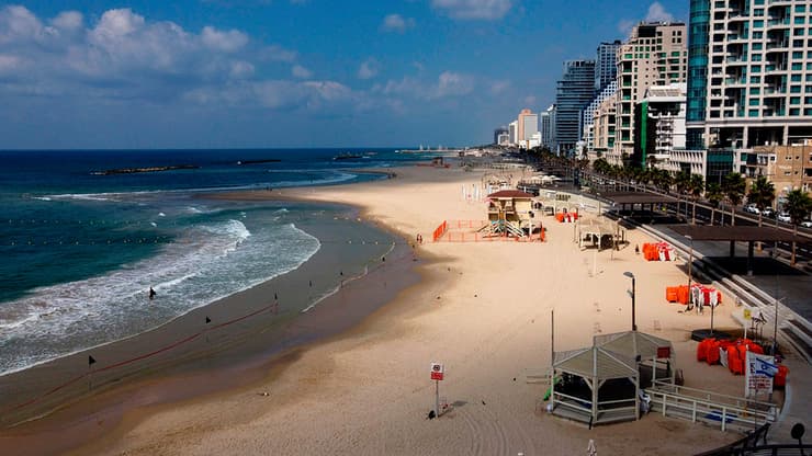 חוף הים בתל אביב ריק