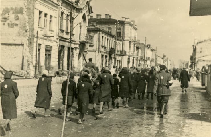 יהודים בזמן הכיבוש הנאצי, מפונים למחנות עבודה 1941-1943