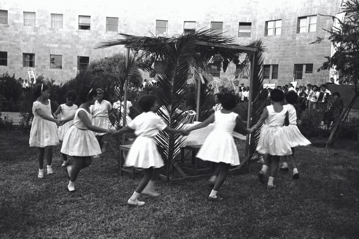 חגיגות בסוכה בטקס מתן דגל ירושלים בחצר המוסדות הלאומיים ע"י קק"ל 1961