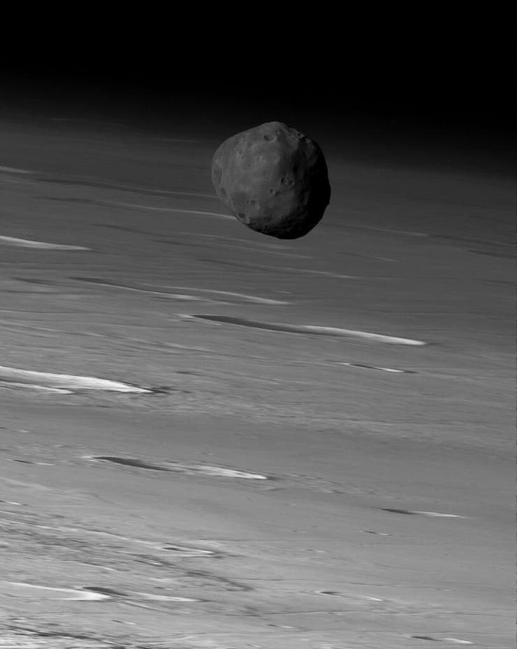 בשנת 2010 הצליחה הגשושית מארס אקספרס של סוכנות החלל האירופית וסוכנות החלל האיטלקית לצלם את אחת התמונות המרהיבות ביותר מאז ומעולם – פוֹבּוֹס, אחד משני ירחיו של מאדים ממרחק של 96 קילומטרים בלבד.  פובוס נראה בתמונה ככדור ספוג על רקע אדמת מאדים. ניתן להבחין במכתשים הרבים על קרקע מאדים.