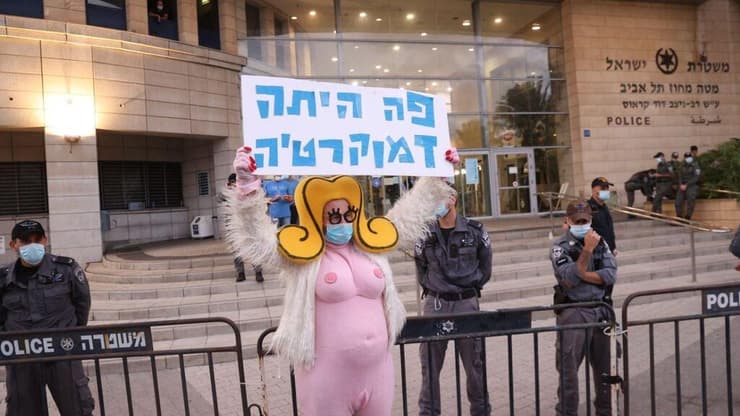 הפגנה מחוץ לסיור של אדלשטיין, אוחנה ומוטי כהן