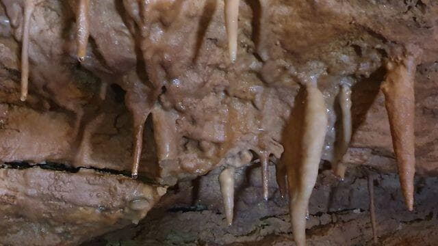 נטיפים מטפטפים בתוך המערה