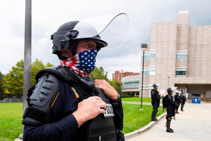 שוטר מחוץ לאוניברסיטה ב קליבלנד אוהיו שבה ייערך ה עימות בין דונלד טראמפ ל ג'ו ביידן בחירות ארה"ב 