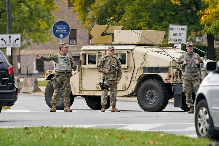 חיילי המשמר הלאומי מחוץ לאוניברסיטה ב קליבלנד אוהיו שבה ייערך ה עימות בין דונלד טראמפ ל ג'ו ביידן בחירות ארה"ב 