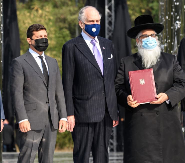 הרב יעקב דב בלייך, נשיא הקונגרס היהודי רון לאודר ונשיא אוקראינה ולדימיר זלנסקי לצד האנדרטה החדשה