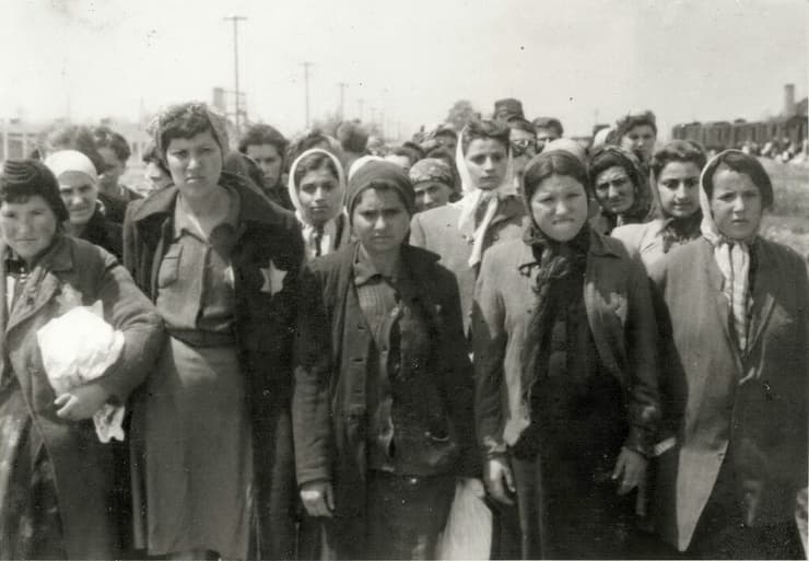 דינה אקרמן (ז"ל) מימין ואחותה, זהבה, משמאלה, בירידה מהרכבת באושוויץ 1944