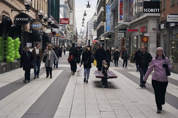 אנשים ברחוב בשוודיה בזמן הקורונה