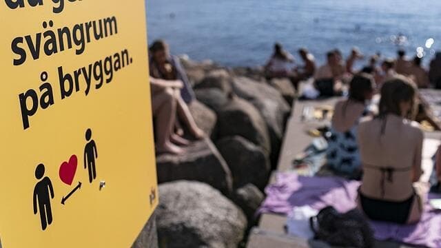 חוף הים בשוודיה. ''יש מקום שפוי בעולם''