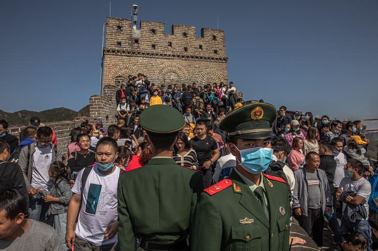 תיירים סינים ב החומה הגדולה של סין 