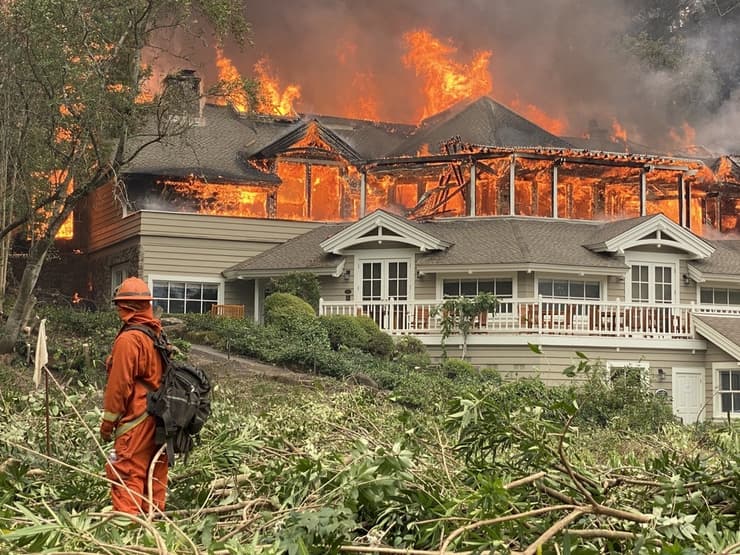 שריפות בקליפורניה - מסעדת מידווד נשרפת