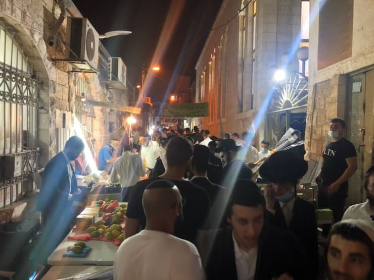 בלי ריחוק, עם מעט מסכות: ערב החג בשוק ארבעת המינים בשכונת הבוכרים בירושלים