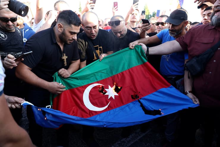ארמנים ב אתונה יוון שורפים את דגל אזרבייג'ן בעקבות הקרבות ב נגורנו קרבאך