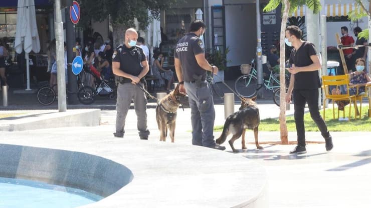 שוטרים אוכפים את סגר הקורונה בכיכר דיזנגוף בתל אביב