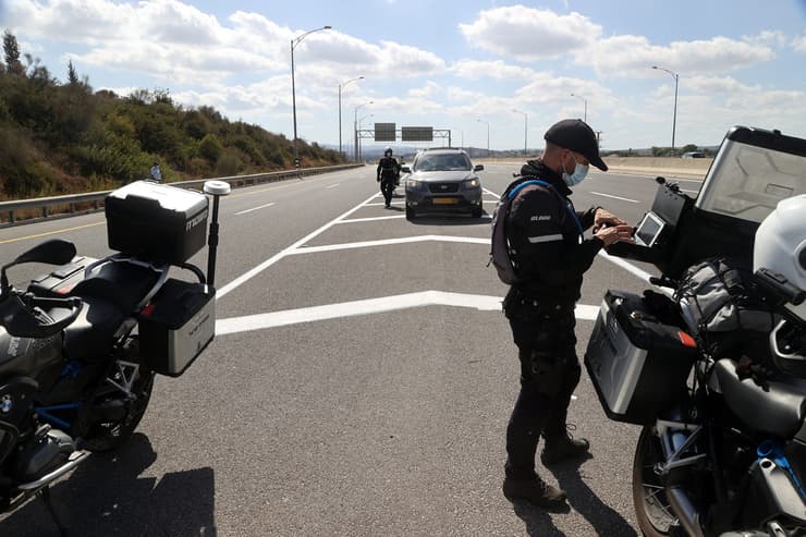 המשטרה התחילה לאכוף את הנחיות הקורונה על ידי שוטרים על אופנוע בכבישים