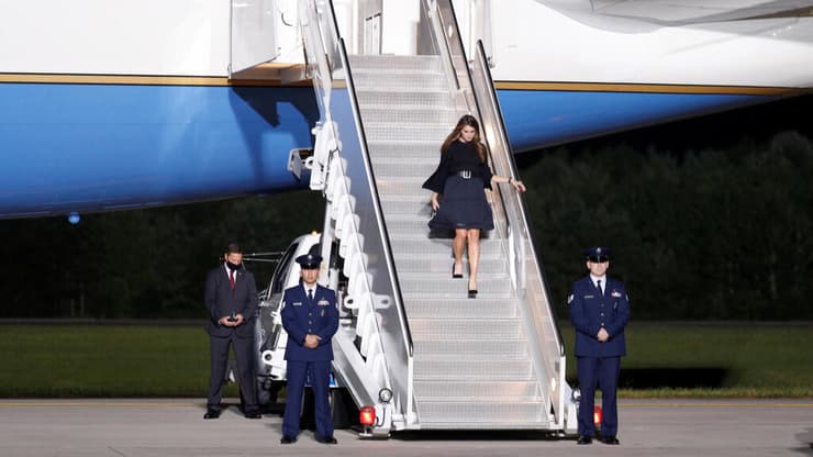 הופ היקס יועצת נשיא ארה"ב ארצות הברית דונלד טראמפ נדבקה ב קורונה יורדת מ מטוס אייר פורס 1