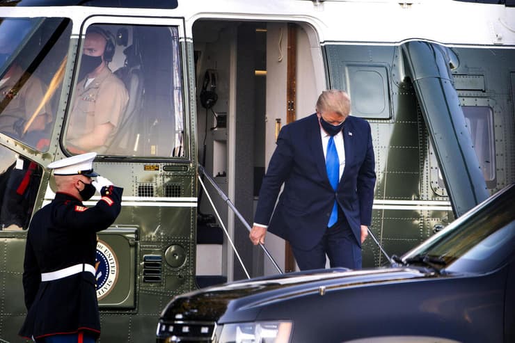טראמפ יורד מהמסוק הנשיאותי בבית החולים וולטר ריד