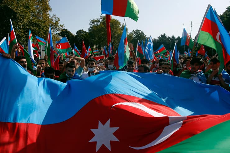 טורקיה איסטנבול מפגינים לתמיכה ב אזרבייג'ן נגד ארמניה מלחמה נגורנו קרבאך