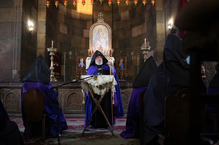 כנסייה ירבאן ארמניה תפילה ארצית בצל ה מלחמה ב נגורנו קרבאך אזרבייג'ן
