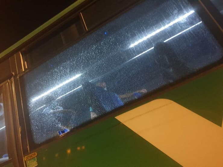 נזק לאוטובוס לאחר יידוי אבנים בכביש 25 דימונה- באר שבע
