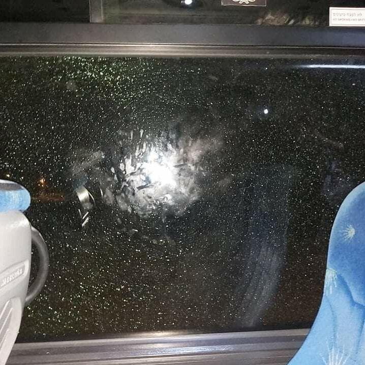 נזק לאוטובוס לאחר יידוי אבנים בכביש 25 דימונה- באר שבע