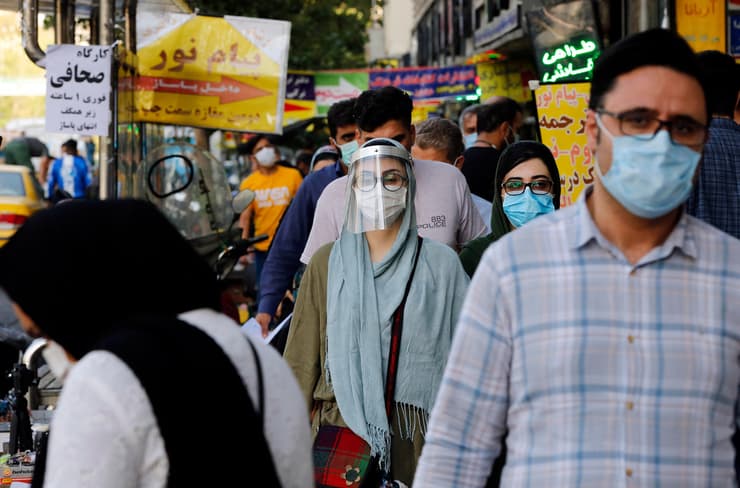 איראנים עם מסכות מסכה ב טהרן איראן קורונה