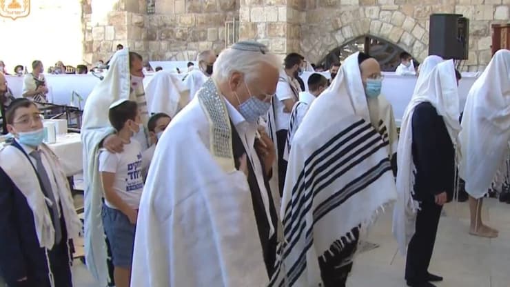 הכהן דיוויד פרידמן, שגריר ארה"ב בישראל, בתפילה בכותל