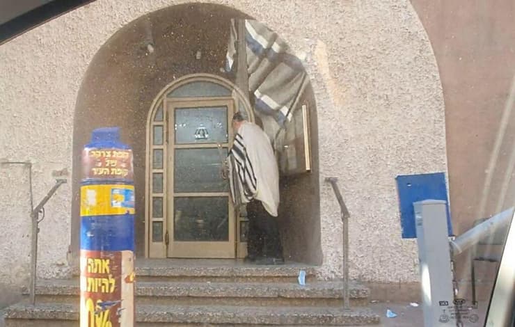 בבית הכנסת בבני ברק שהמשטרה ניסתה לפזר את מתפלליו פועלים הבוקר כרגיל