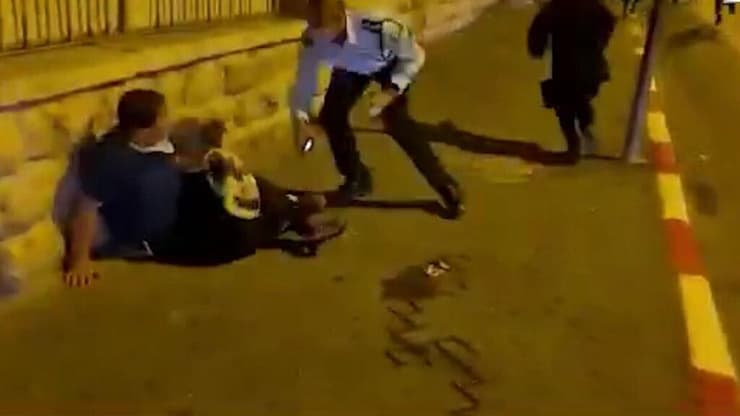 סגן ניצב שימי מרציאנו רודף אחרי קבוצת מפגינים בירושלים