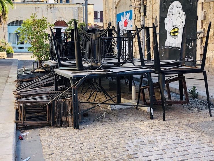 מסעדה סגורה כיסאות