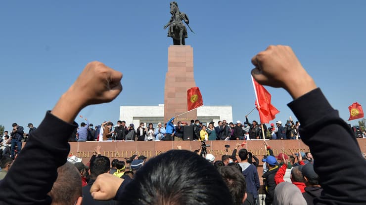 הפגנות מהומות ב קירגיזסטן בבירה בישקק מחאה נגד תוצאות ה בחירות ל פרלמנט
