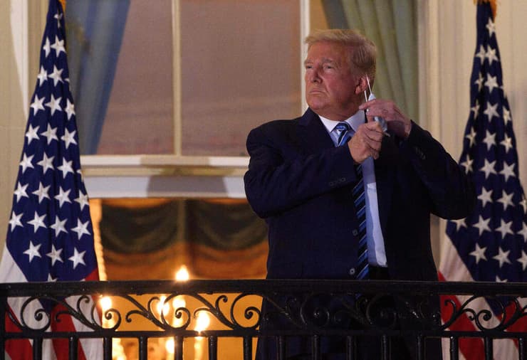טראמפ ללא מסכה  על המרפסת בבית הלבן