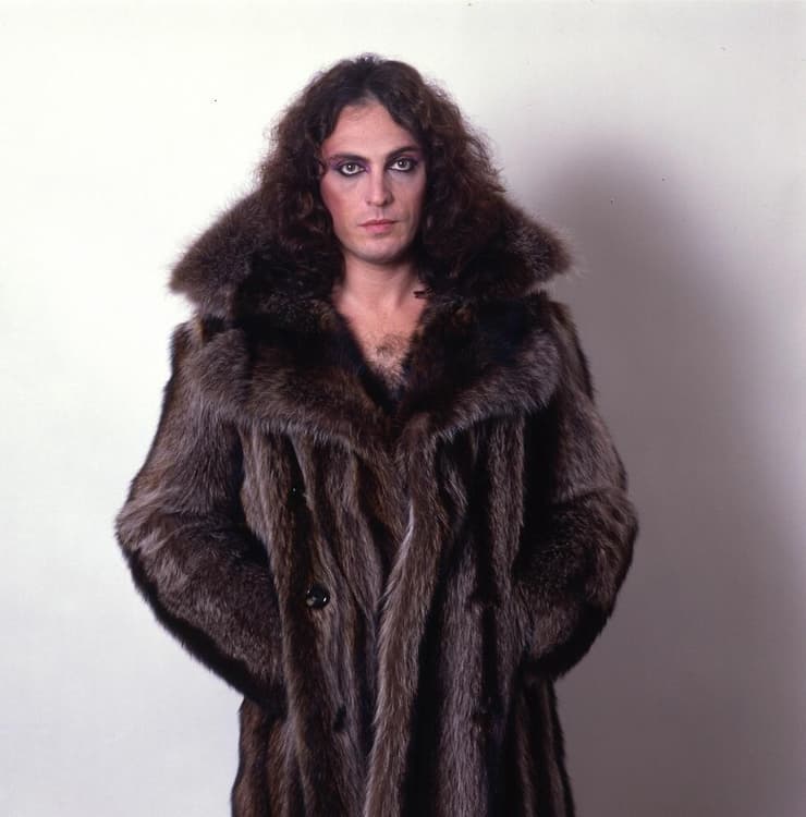 צביקה פיק עם מעיל פרווה בשנות ה-70