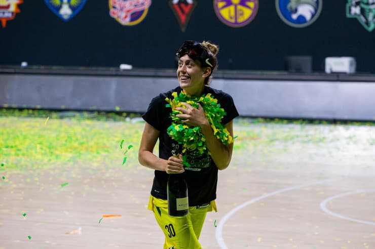 בריאנה סטיוארט חוגגת זכייה באליפות ה-WNBA