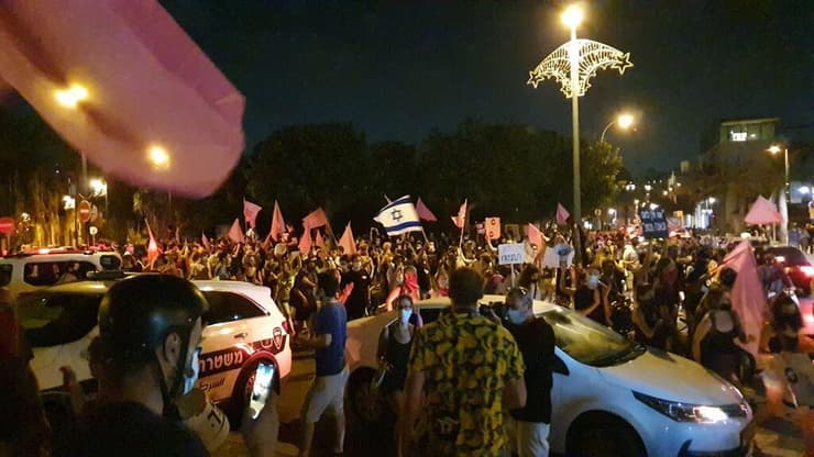 ההפגנה בתל אביב הופכת לצעדה ברחבי העיר